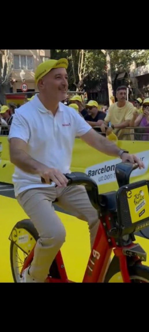uriublo's tweet photo. oju, que mentre mitja Catalunya es crema aquest senyor es gasta els diners de tots els catalans en les seves dèries… https://t.co/KytYrAaYGj