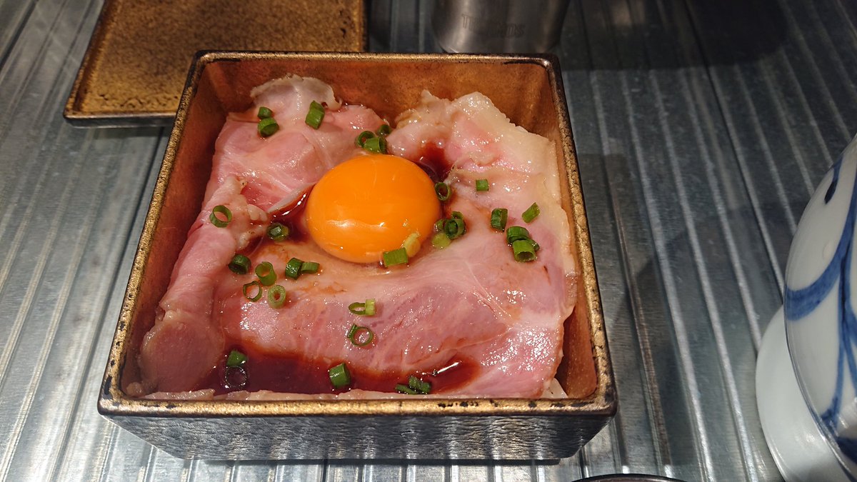 meitiru13's tweet photo. 福島・置賜町、#フユツキユキト、スタミナ＋ウズラ味玉＋メンマ＋チャーシュー重！
豚清湯に歯ごたえよい細麺と聞くと端麗寄りのイメージですが、ニンニク、ラー油、ブラックペッパーががっちり効いたスパイシーな一杯に！
低温チャーシューに濃厚な黄身を絡めるとすき焼きを頂いている気分！ https://t.co/feKqDr4SRc