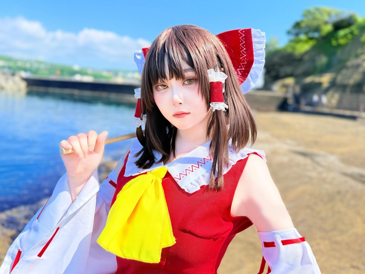 abeetolusan_da's tweet photo. ⚠︎Cosplay ￤ 東方Project ￤☯️⛩

  「私を誰だと思ってるの？

            泣く子も黙る、

               博麗神社の巫女よ！」

📸@Rei1_2mi 
 #江差かもめ島まつり  #博麗霊夢コスプレ  #コスプレ  #Cosplay  #東方コスプレ https://t.co/iSvj8BNozq