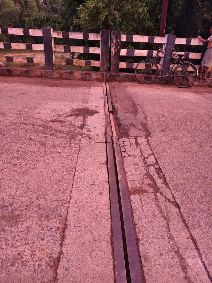 tripurari102's tweet photo. कुछ दिनों पहले मैंने Belhar-Banka Rd स्थित इस पुल के डैमेज्ड हिस्से को लेकर ट्वीट किया था।  👍

जनता की समस्या को गंभीरता से सुनने और त्वरित कार्रवाई के लिए जिलाधिकारी बाँका एवं संबंधित विभाग का सहृदय धन्यवाद। 🙏
#Banka #Bihar #PublicGrievance #GoodGovernance @DM_Banka @roadbihar https://t.co/lHFbzKhFYT