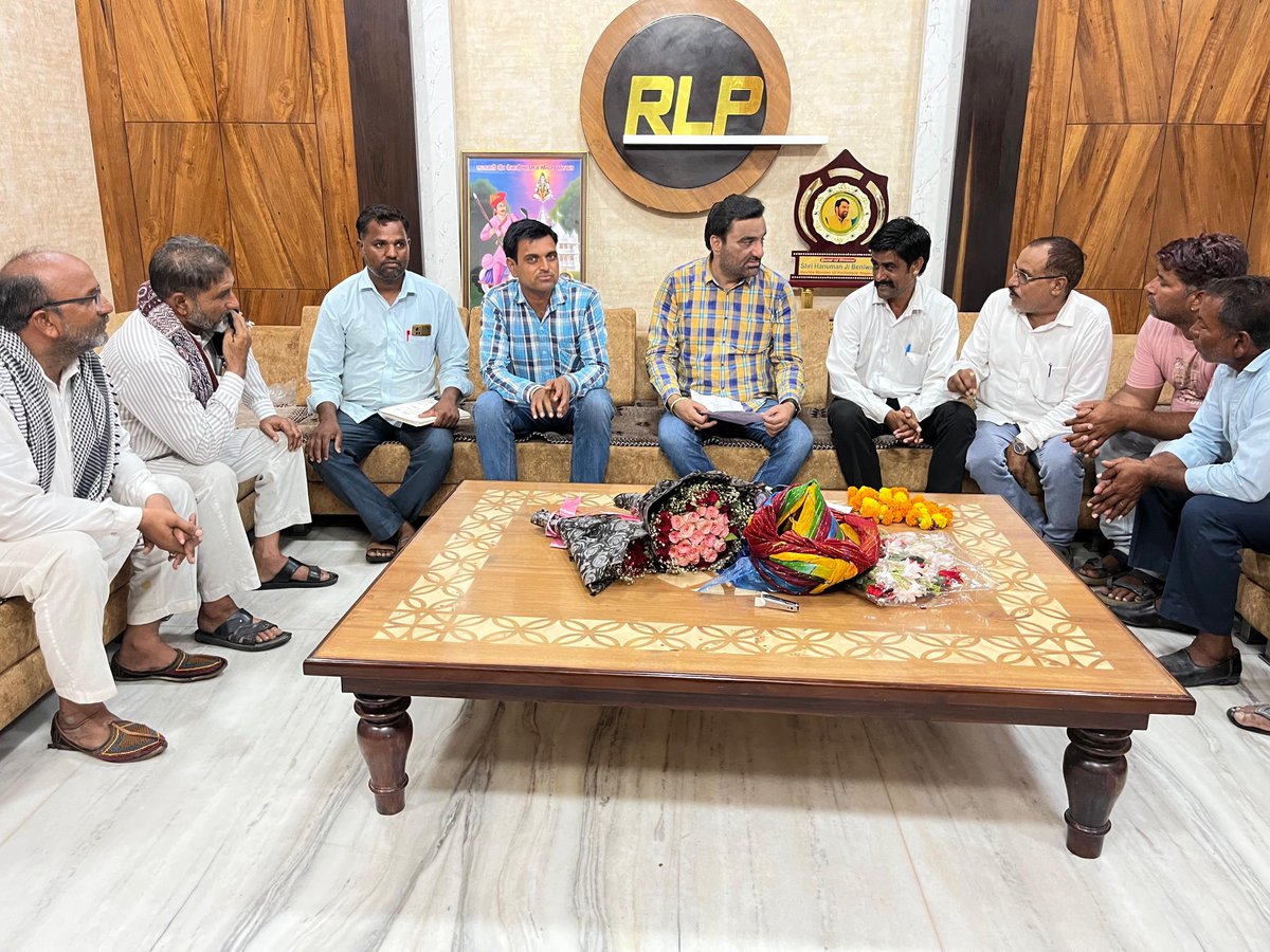 hanumanbeniwal's tweet photo. आज नागौर आवास पर भदवासी रेलवे स्टेशन के आसपास के क्षेत्र से आए जन-प्रतिनिधियों ने ज्ञापन सौंपकर स्थानीय समस्याओं से अवगत कराया।
उन्होंने बताया कि माल लोडिंग हेतु बनाए गए रेलवे प्लेटफॉर्म के कारण बरसात के मौसम में आसपास के घरों में जलभराव की गंभीर समस्या उत्पन्न हो जाती है। साथ ही, रेलवे स्टेशन तक आवागमन को सुगम एवं सुरक्षित बनाने के लिए पुल निर्माण की मांग भी रखी।
जन-प्रतिनिधियों की बात को गंभीरता से सुना गया है। संबंधित विभाग एवं रेलवे अधिकारियों से समन्वय कर इस समस्या के स्थायी समाधान हेतु आवश्यक कार्रवाई सुनिश्चित करने का हर संभव प्रयास किया जाएगा।
जनहित के प्रत्येक मुद्दे का समाधान RLP की  सर्वोच्च प्राथमिकता है।
@DRMJodhpurNWR