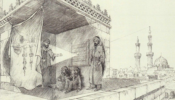 RoaVenn's tweet photo. اسم كاميرا هو اسم تحور من اللغة اللاتينية (Camera Obscura) بمعنى الغرفة المظلمة والمشار بها الى تجربة العالم المسلم ابن الهيثم التي سماها قُمرة وهي الغرفة المعتمة جدًا حيث لاحظ انتقال الضوء ومعه الصورة او المشهد الخارجي من فتحه صغيرة موجودة بالجدار https://t.co/HPjtGkUdY7