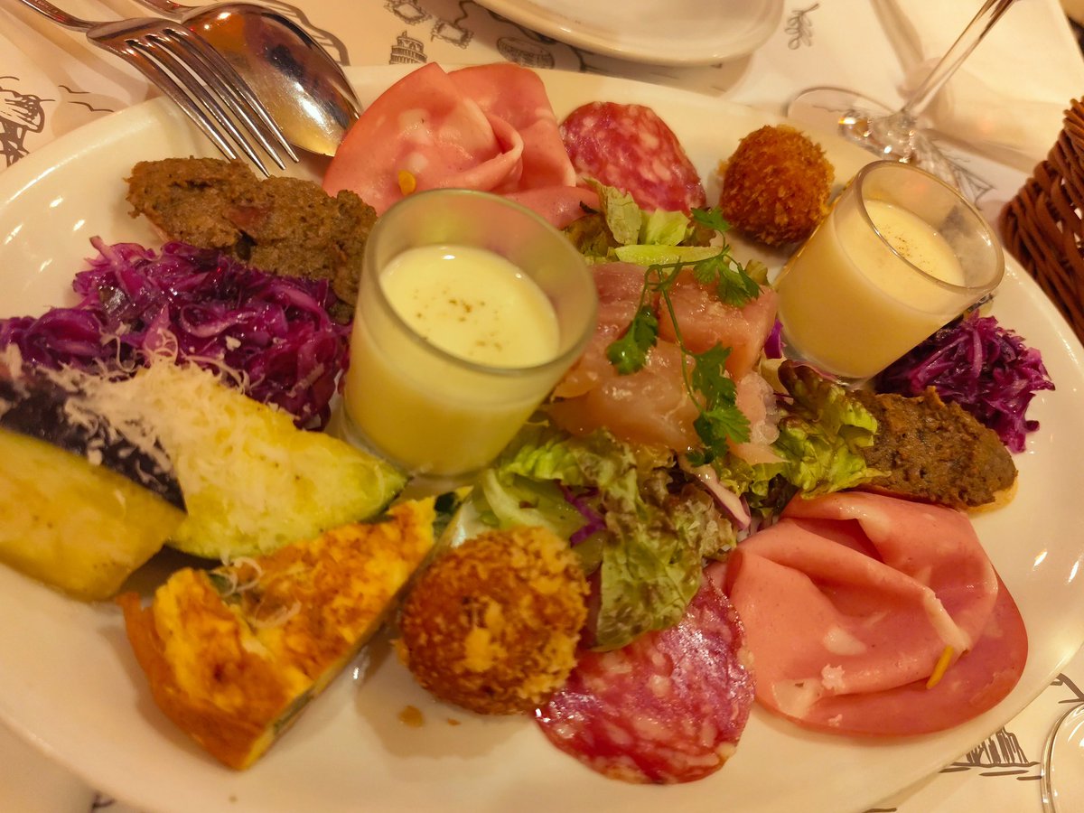 LElakha's tweet photo. りおさんにプレゼントを渡しに行きました！
なぜか今日日付の認識を間違えていて、見事遅刻したんですが、焼きたて食べれたのでヨシ！！
とっても楽しかったです！ありがとう御座いました！ https://t.co/93Cj4wK59T