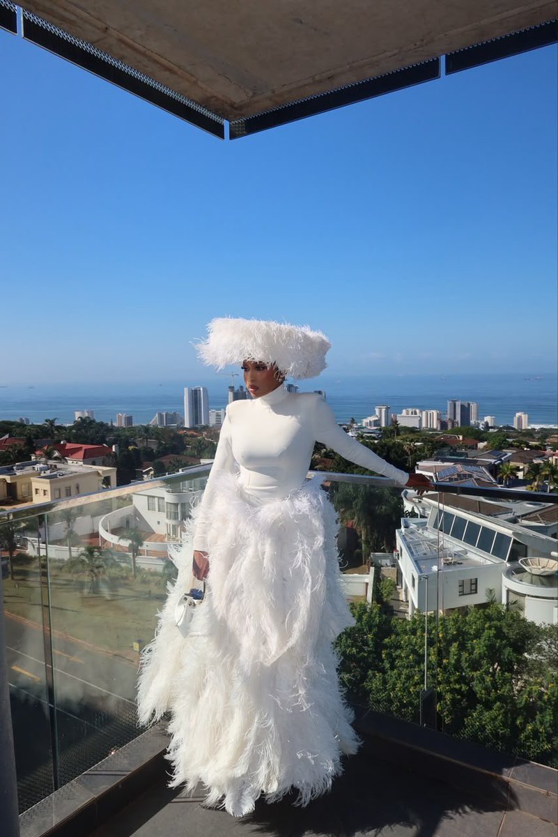 TrueLoveMag's tweet photo. Linda Mtoba’s take on Country Allure at the Hollywoodbets Durban July 2026, in custom Orapeleng Modutle. 

Hat: Anita Ferreira Designs
Shoes and bag: Jimmy Choo

#HollywoodbetsDurbanJuly
#DurbanJuly2026
#CountryAllure https://t.co/cHGZ1yZUTw