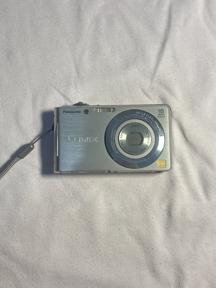 xccyyyyx's tweet photo. WTS DIGICAM

Panasonic Lumix FH 5 with Leica Lens

Condition: 
— Kamera masih mulus
— Tombol all normal
— Flash on
— Zoom on
— Filter available 
— Hasil tajam

Normal no minus

Kelengkapan:
— Kamera
— Strap
— Memory card
— Baterai universal

💰950k

Ready 🍊
Atau COD Jogja https://t.co/mGg9NFaQXd