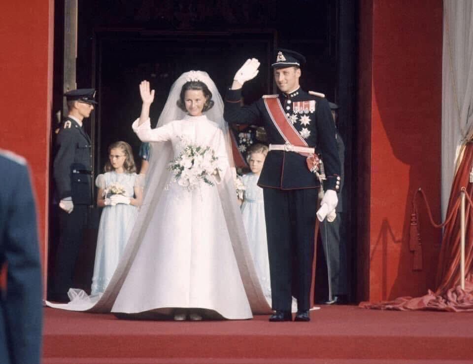 VBeaumel's tweet photo. Le 4 juillet 1937, 
🇳🇴 👑 💫 Naissance de SM la Reine Sonja de Norvège, née Sonja Haraldsen.
Sonja est Reine consort de Norvège depuis le 17 janvier 1991, en tant qu'épouse de SM le Roi Harald V de Norvège. https://t.co/wGy7hC8KiD