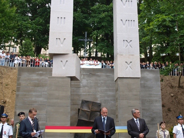 MarcinTorz's tweet photo. Żenujące było to, że Ukraińcy nie zgodzili się na polskie flagi na pomniku. Tu dobrze widać, że do flagi Ukrainy dołączona jest flaga... Wrocławia (!!). Już wtedy nasi wschodni sąsiedzi pokazywali jacy są mali. https://t.co/R4QvfH4ZaH