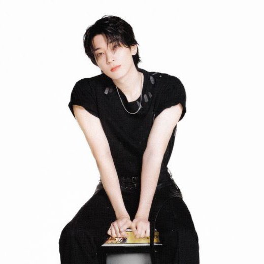 wonmekie's tweet photo. god the waist to shoulder ratio https://t.co/JSbA7d2VZn
