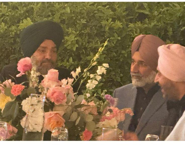Namrata_Uikey_'s tweet photo. क्या मोदी जी का दबदबा कम हो गया है ?
वर्तमान सरकार के परराष्ट्रमंत्री सतनाम सिंह संधू हालही में मोदीजी के आदेश की अवहेलना करते नजर आए।
विदेश यात्रा करते हुए वह अमेरिका में पार्टी कर रहें थे।इससे पहले वो कैनेडा और UK में भी दोस्तों के साथ पार्टी करते देखे गए थे ।1/2 https://t.co/ERjsu97hWI