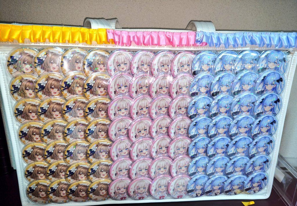 Renca_4392's tweet photo. ファンミに持っていく痛バがやっとできた〜！
裏面には1stLiveのときに作ったひちゃんのロゼットつけてみた〜

ファンミが楽しみ(⁠*⁠ﾉ⁠・⁠ω⁠・⁠)⁠ﾉ⁠♫
＃心恋音むいる
#瑠乃亜ひるね
＃鈴日奈ちゅの
＃ベールプロジェクト https://t.co/hQBESMADqi