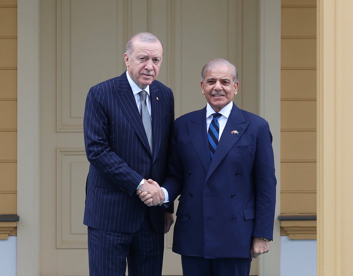 tcbestepe_fr's tweet photo. Le Président @RTErdogan a rencontré le Premier ministre pakistanais Shehbaz Sharif à Istanbul. https://t.co/Z32qLpIOPF