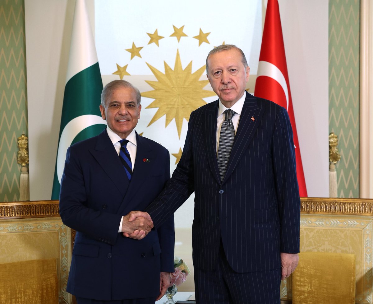 tcbestepe_fr's tweet photo. Le Président @RTErdogan a rencontré le Premier ministre pakistanais Shehbaz Sharif à Istanbul. https://t.co/Z32qLpIOPF