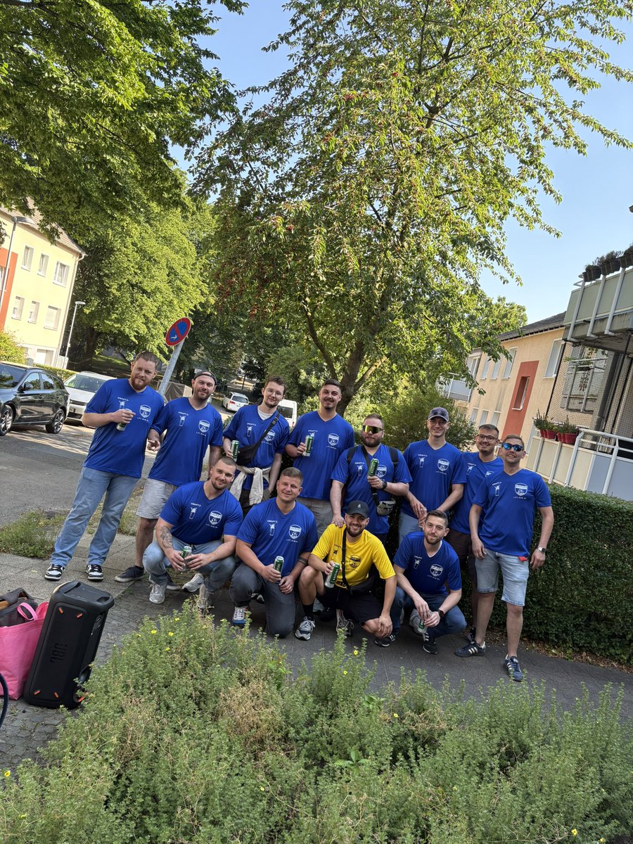 iamxDavid's tweet photo. JGA als #Schalker bedeutet schlimme Farben tragen. 😮‍💨

#s04 #jga https://t.co/RqNt4GJliS