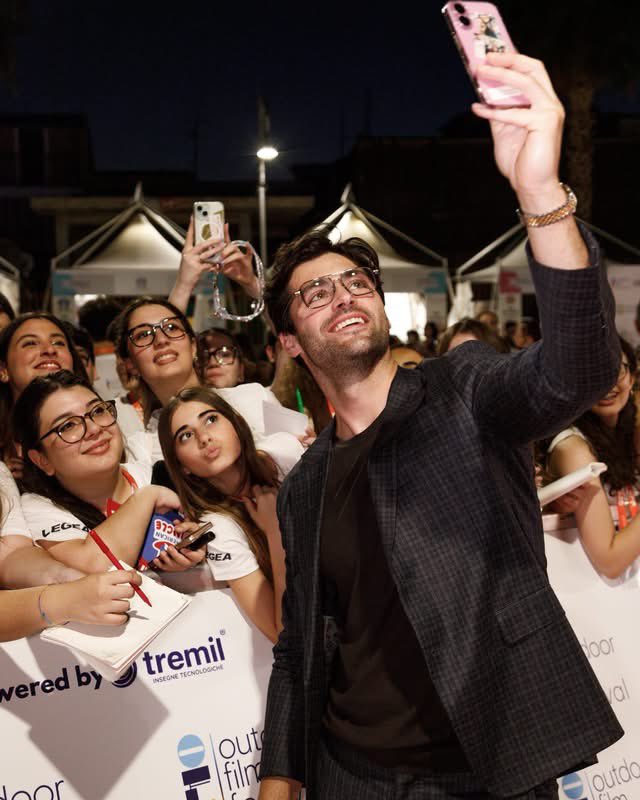 Starlight20207's tweet photo. He is the most adorable cutie ever exists. He made sure all people got selfies and autographs. It was so hot but he made them all happy. He is just the sweetest 🥺🩷🥰 #MatthewDaddario https://t.co/2jTLOPIYzz