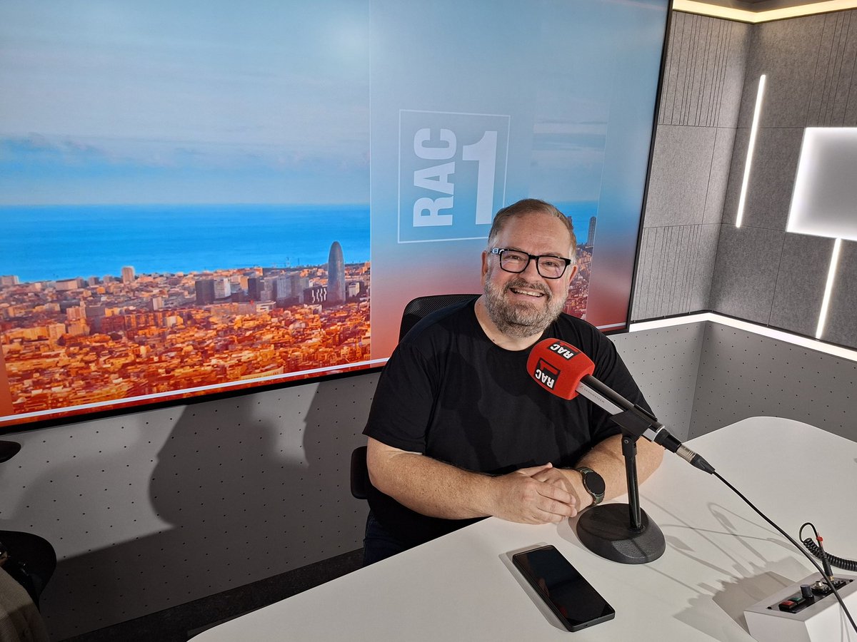 rac1manat's tweet photo. ✈️ Avui viatjarem a Turquia amb @dbigorra 
🥗 El cuiner @Sergi_de_Meia @RestSergideMeia ens parlarà de la temporada de 🍅
🎵 i l' @EnricFont ens portarà la bona música remember

📻 No hi falteu (15,03h)  ‼️ 
https://t.co/tDBUwprdpb https://t.co/ymSrQiru4W