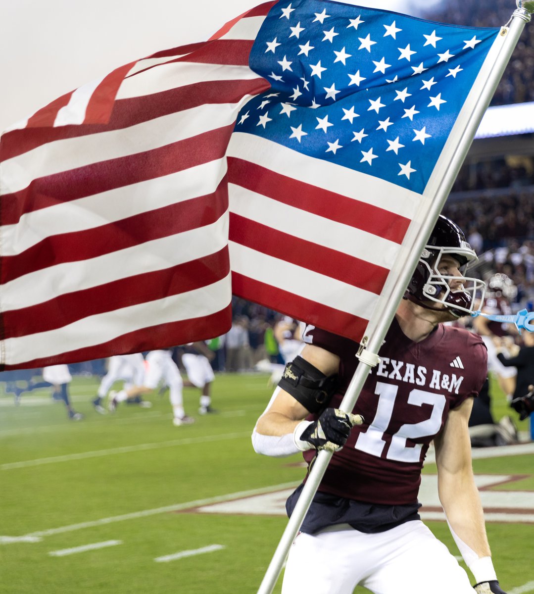 tamulibraries's tweet photo. Happy 250th Fourth of July! We hope you have a lovely day of celebrations with family and friends. 🦅📜🇺🇸 https://t.co/uRjJGtF0Pg