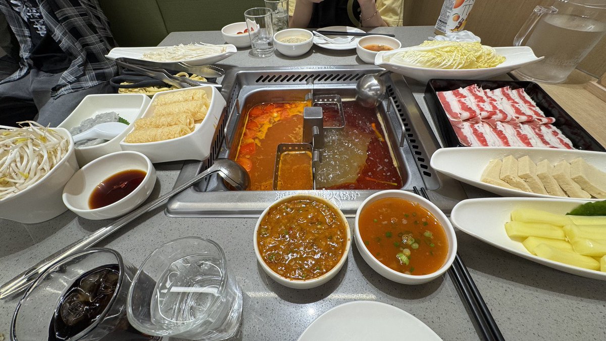 jjimuuu's tweet photo. 하이디라오 100번째 방문이라고 서비스를 엄청 받고옴티니 … 축하판 주시더니 또 먹고 싶은거 없냐구 하셔서 초코꽃빵 먹겠다구 하니까 갖다주시면서 좀이따가 또 선물이 있다고 하셔서 오잉뭐지 하고 계산하는데 매니저님이 오시더니 오늘 먹은거 다 선물이라고 돈 안 받는다고 하심 …….. https://t.co/ORWITvX7LI