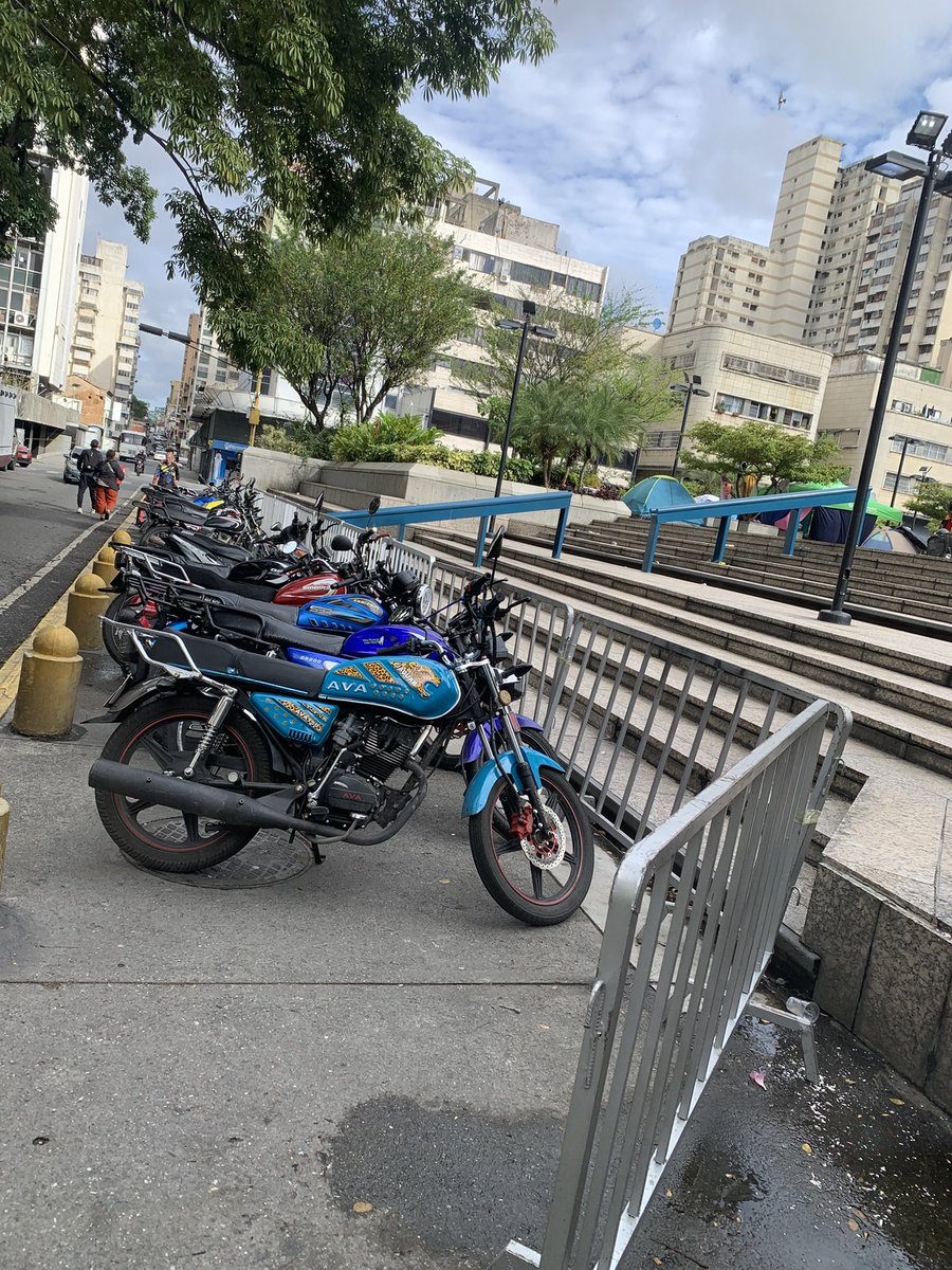 Odrath_Montero's tweet photo. @SeirContreras Buenos días, Seir en la plaza del Banco Central de Venezuela, tienen cerrado todos los acceso para ellos quedarse con los insumos y comida que llegan y están denunciando que le están entregando la comida podrida los colectivos y las comunas. https://t.co/4TiGjp5SYo