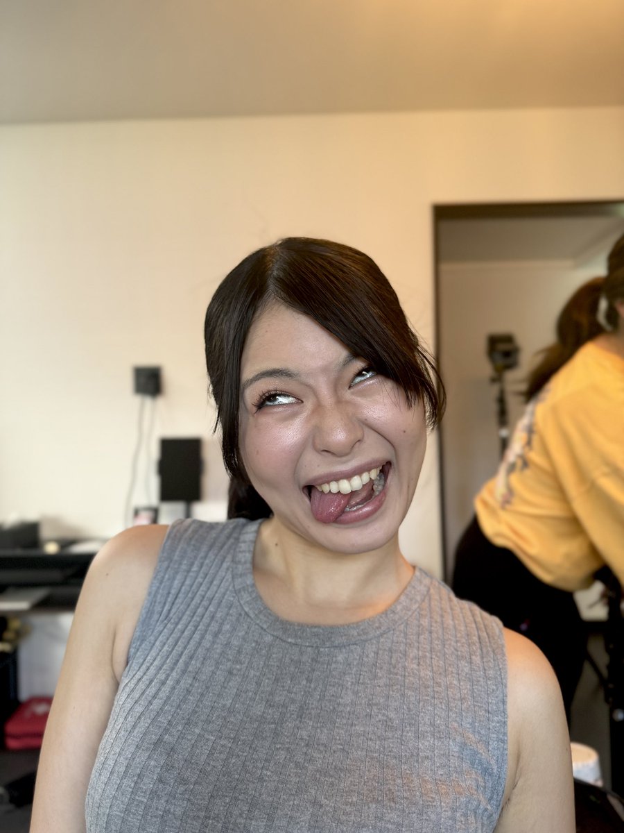 hehiwo1's tweet photo. 【追加情報】
『家庭教師はセクシードール』
『ボクのラブドール』の全配信先です(7月4日現在)！

YouTube（有料）/ Amazon Prime Video / U-NEXT / ひかりTV / Lemino / https://t.co/hLheP02xvL / ムービーフルplus / Video  Market / https://t.co/APTjsxnN7d / カンテレドーガ / FOD / WATCHA

情報追加ついでに、この二作品の4人のヒロインの撮影スナップをアップ！

劇中一番に可愛い役どころ��にじみんだけ、まともな表情の写真ではないという🤔