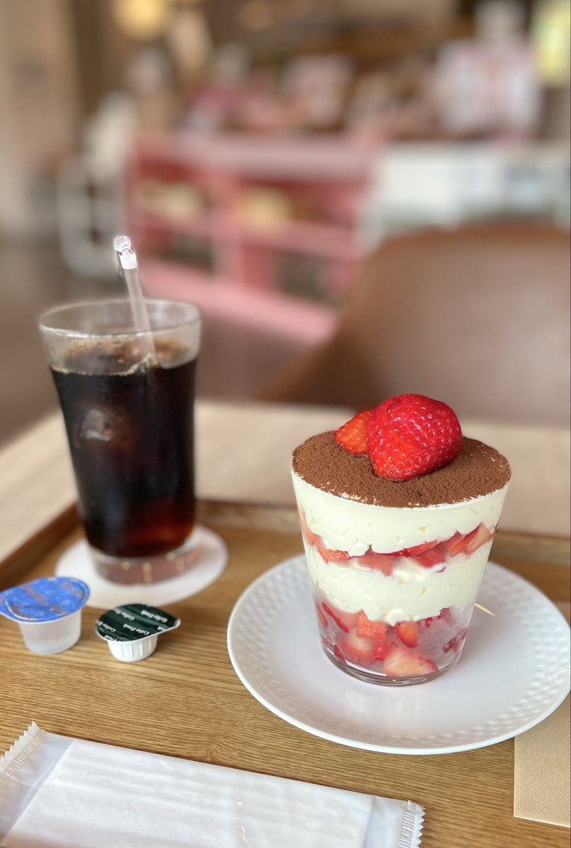okakacafe's tweet photo. ベイブリッジに向かう産業道路沿いに
ひっそりあるﾖｺﾊﾏｽﾄﾛﾍﾞﾘｰﾊﾟｰｸに🍓

企業ぽい門をくぐらんと見えてこない可愛い建物。。👀

通年イチゴ狩りができるビニルハウスも。

ティラミスかなり美味でした🍓 https://t.co/4Uw4CIEpRX