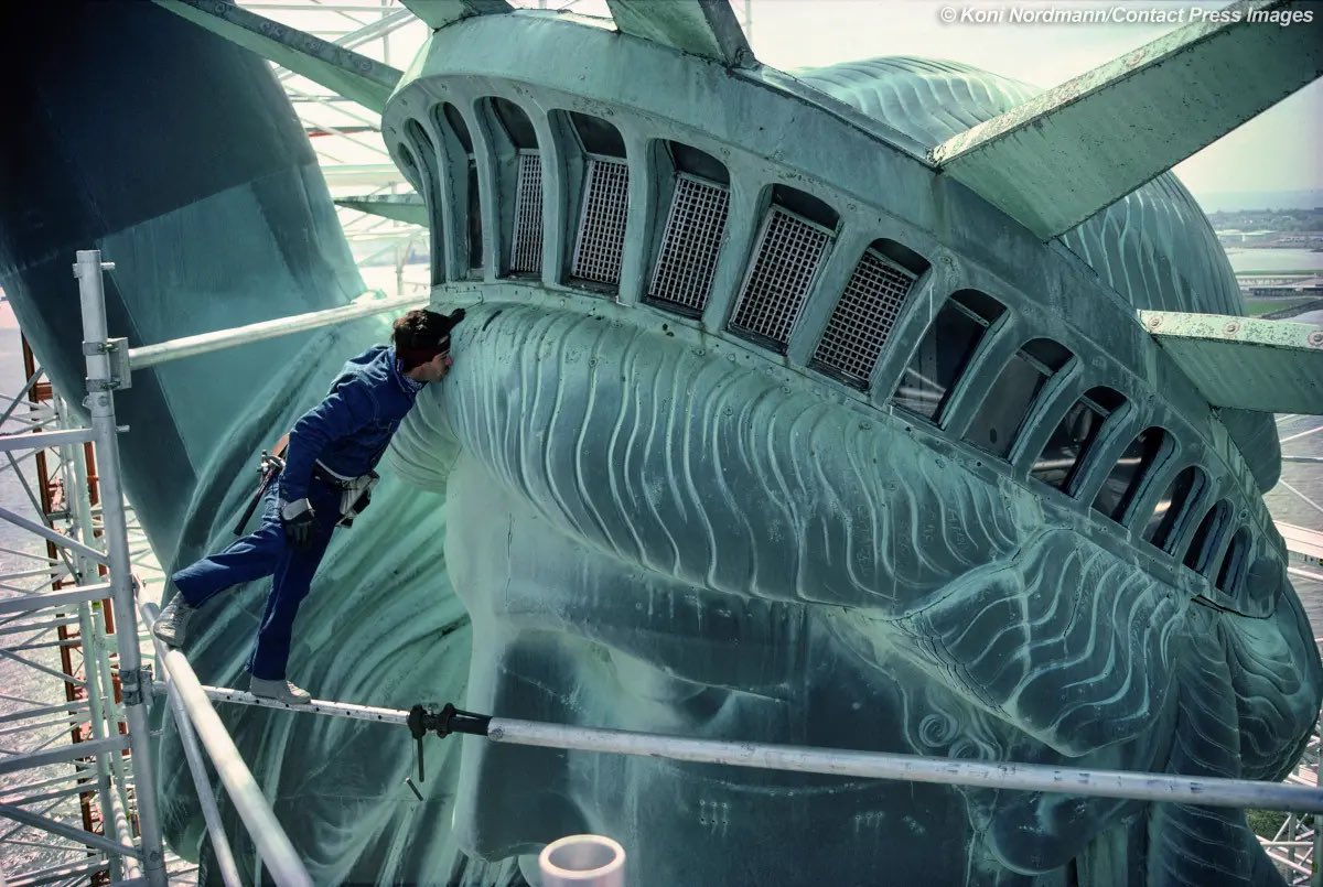 amyklobuchar's tweet photo. HAPPY 250th USA! A good day to remember this iconic 1984 photo of construction worker Anthony Soraci, grandson of Italian immigrants, leaning in to kiss the Statue of Liberty while on scaffolding during restoration work. https://t.co/ZNyz8qUld8