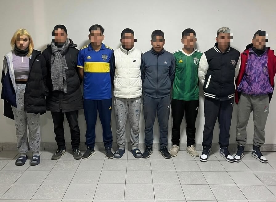 24conurbano's tweet photo. #LaMatanza UN DRON TERMOGRÁFICO, UN HELICÓPTERO Y UN OPERATIVO EN EL MEDIO DE LA NOCHE PARA DARLE EL GOLPE DE GRACIA A UNA BANDA NARCO: DETUVIERON A 12 PERSONAS QUE VENDÍAN PASTA BASE Y COCAÍNA

El operativo coordinado por la DDI, permitió capturar a la jefa de la organización, así como a varios de sus pistoleros y vendedores.

“El campo de Don Washington”

Los delincuentes tenían control de un descampado ubicado en Garmendia y Ezeiza-Laferrere donde efectuaban las ventas al menudeo. Gracias a tareas encubiertas y seguimiento con vehículos no tripulados, lograron identificar a los miembros, su modus operandi y roles dentro de la banda. 

El secuestro

Incautaron 1.200 dosis de pasta base, 125 gramos de cocaína, dos pistolas y una escopeta. Además de municiones, celulares y elementos para fraccionar la droga, hallaron dispositivos de frecuencia corta que los narcos utilizaban para llevar adelante sus operaciones.