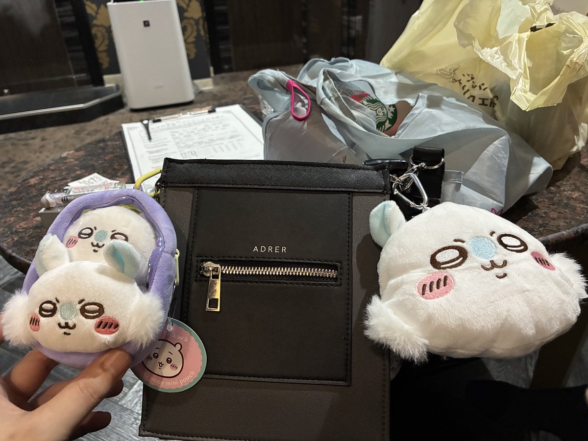 gren_flets0's tweet photo. 推し鞄になった
それとセブンで売ってたグミ買ったら21種あるのに推し出た！
うれぴ https://t.co/Q4Tvq4EiXP