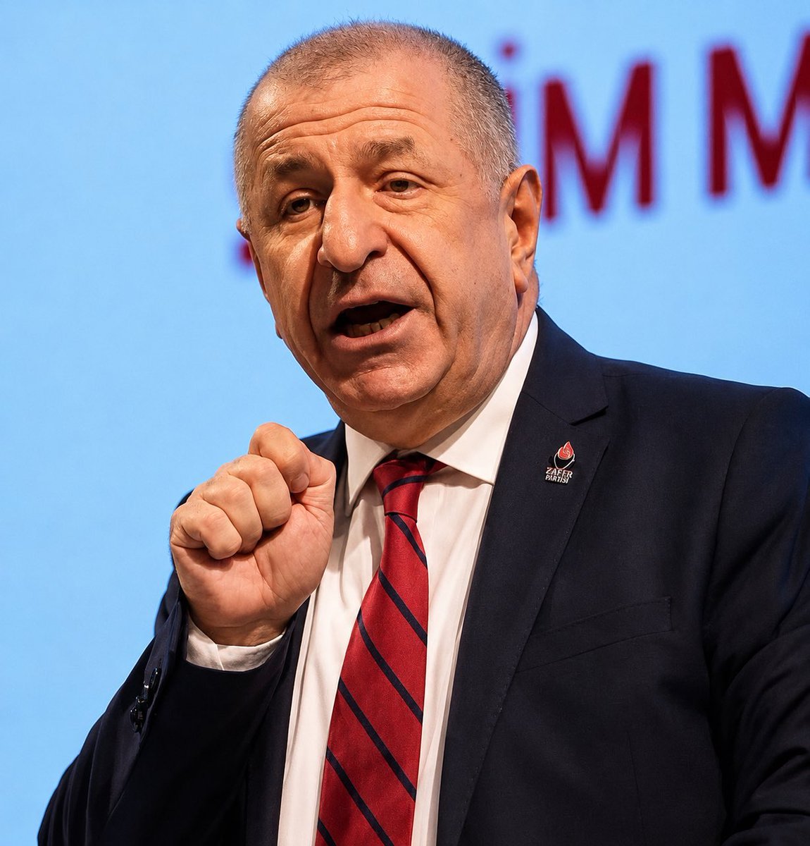 GazeteUS's tweet photo. Cübbeli Ahmet: “Cemaatimizin 800 kilogram altınını çalanlarla ahirette hesaplaşacağız. O altınlarda emek ve alın teri var.”

Ümit Özdağ: “Mehdi'nin İstanbul'dan Konya'ya gideceğini biliyorsun ama 800 kilo altını kimlerin çaldığını bilmiyorsun.” https://t.co/i64eCm0Xzs