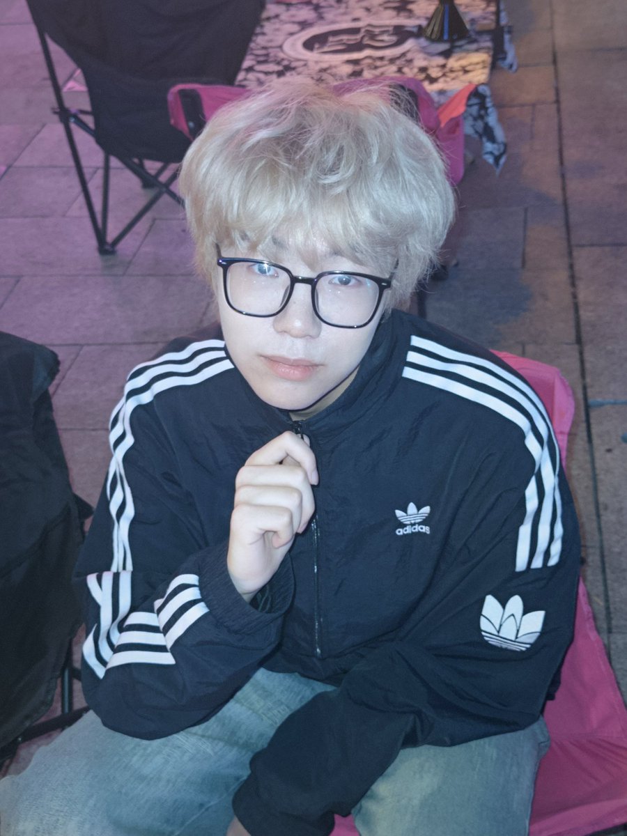 Mingllkkmm's tweet photo. 晚上好 https://t.co/138Wno63U3