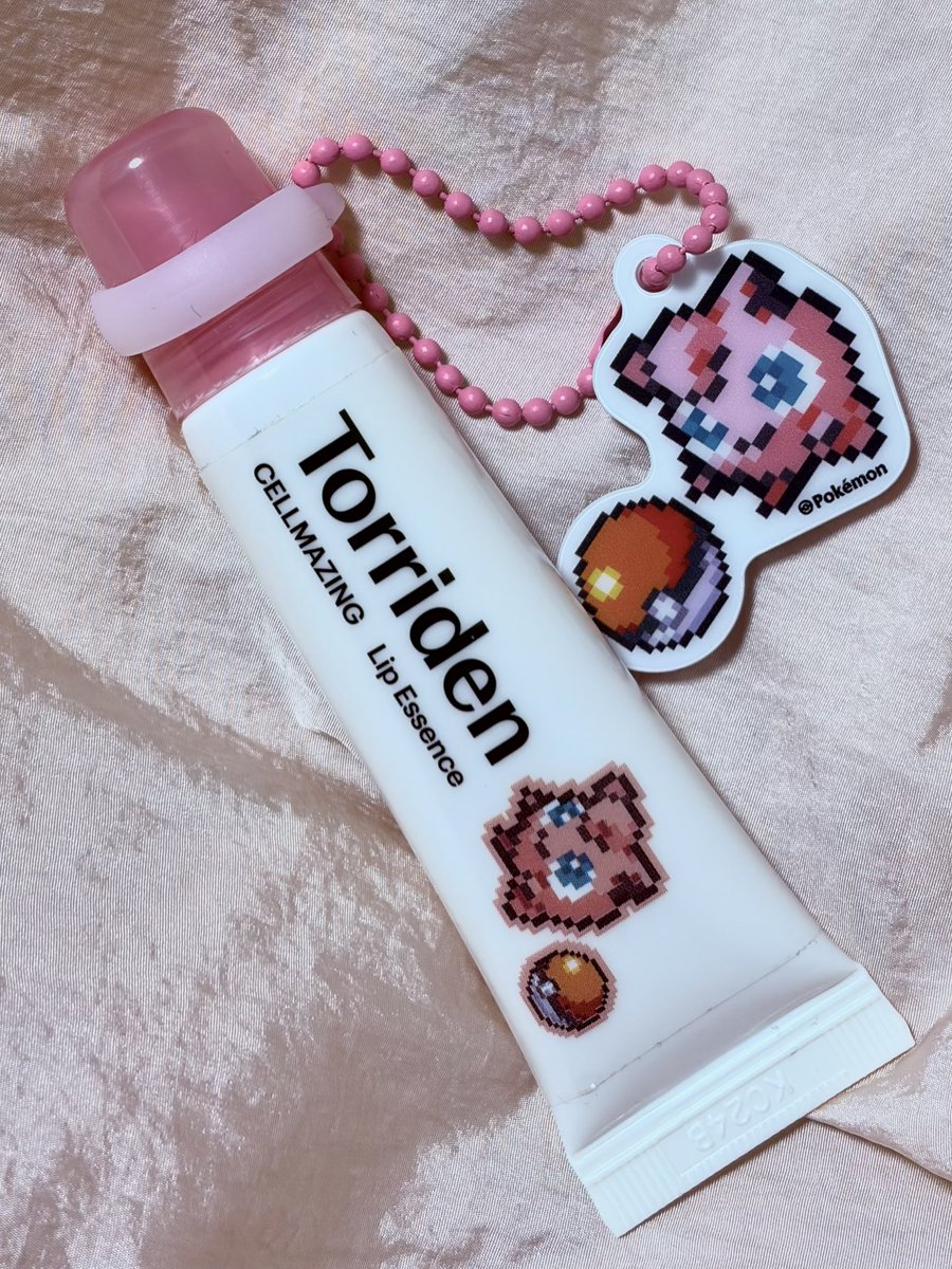 iamtmtrack's tweet photo. どーでもいいんだけど、ドットのポプリン目印かわいいと思って買ってきたんだけどさ。
このリップ、黄色より良くていいんだけどね。
目印が蓋に付いてると、回すときに開けづらくて、みんなどうしてるんだろ？
本体に付けたら、ポプリンの裏がミラーだから、塗りながら見るの出来なくなるし。 https://t.co/qN3qaSbxnN
