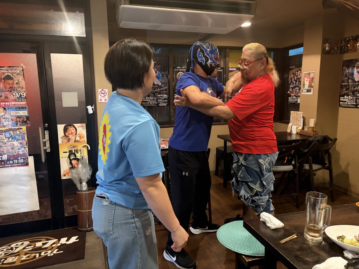 CocoroHarada's tweet photo. 今年で3回目になるアズールドラゴンinがむしゃら。やっとタイミングが合っていけました。タギリヒメ選手や富豪富豪夢路選手からも面白い話が沢山聞かせていただきました。みなさん本当にありがとうございました😊

#プロレス居酒屋がむしゃら https://t.co/79LqqrODeM