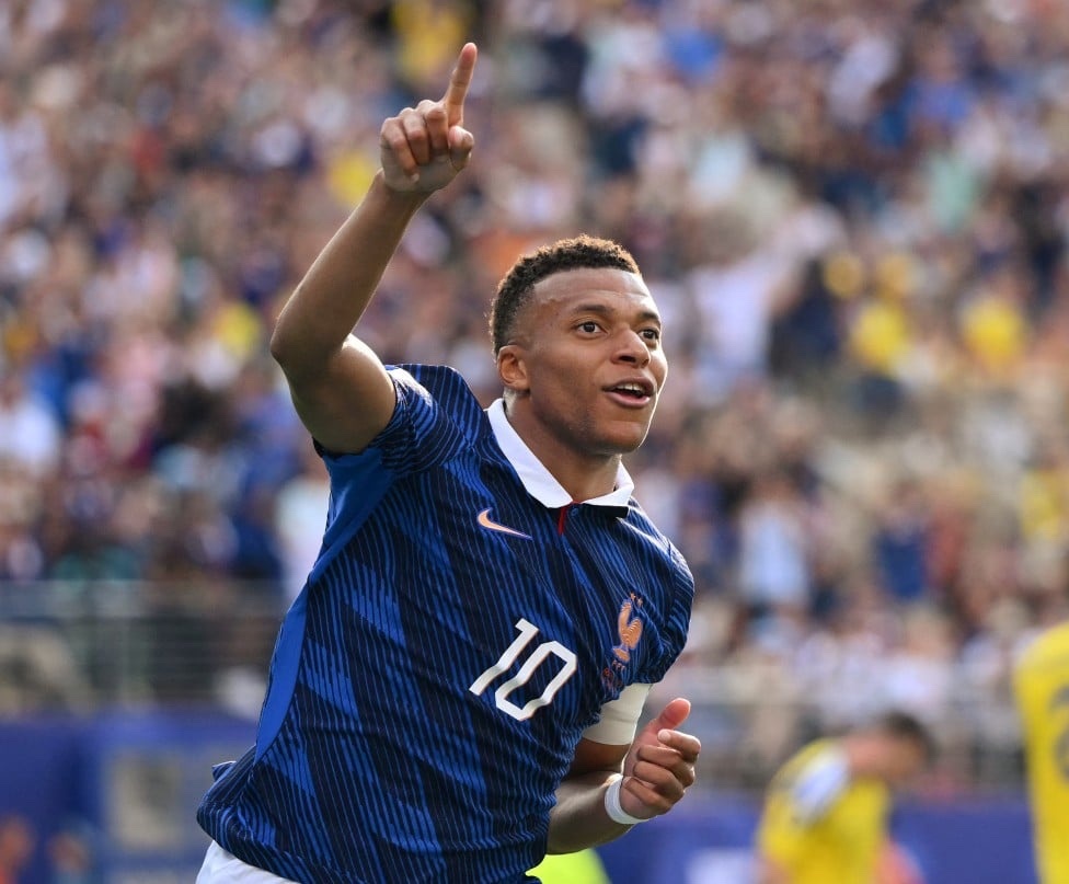 appiecule's tweet photo. The difference between Lionel Messi and Kylian Mbappé in the World Cup Golden Boot race is that one of them is surrounded by some of the best players in the world—like Olise, Dembélé, Barcola, and Doué.

The other is playing alongside a group of very limited players, yet he’s still competing for the Golden Boot. That’s exactly what he’s done throughout his entire career.

Sorry, but the situations are clearly not the same, and the achievement doesn’t carry the same value for both players. Messi, at the very end of his career, is carrying the attack almost by himself, while Mbappé is benefiting from the quality of the teammates around him.

Messi is, by himself, both an entire attacking system and a chance-creating machine.