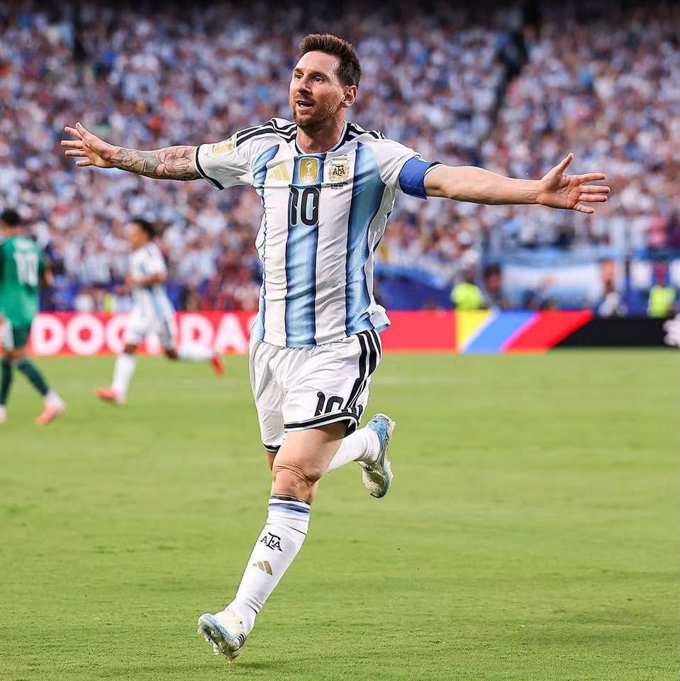 appiecule's tweet photo. The difference between Lionel Messi and Kylian Mbappé in the World Cup Golden Boot race is that one of them is surrounded by some of the best players in the world—like Olise, Dembélé, Barcola, and Doué.

The other is playing alongside a group of very limited players, yet he’s still competing for the Golden Boot. That’s exactly what he’s done throughout his entire career.

Sorry, but the situations are clearly not the same, and the achievement doesn’t carry the same value for both players. Messi, at the very end of his career, is carrying the attack almost by himself, while Mbappé is benefiting from the quality of the teammates around him.

Messi is, by himself, both an entire attacking system and a chance-creating machine.