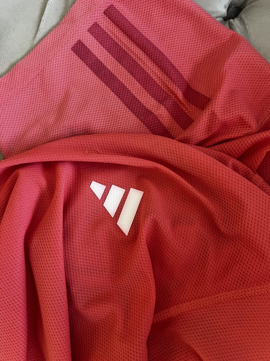 robertsompisi's tweet photo. @adidas @adidasoriginals Your quality is becoming unacceptable. I’ve worn these tights only 3 times and the Adidas branding is already peeling off. My training shirt has also lost all its 3-Stripes. This is not what customers expect from a premium brand. 😡 https://t.co/NFAOu1hYIb