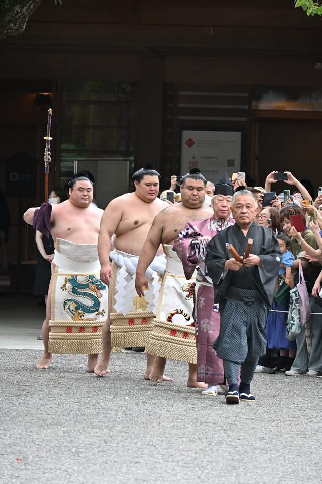 xstakl's tweet photo. 2026/07/04
熱田神宮奉納土俵入り

横綱豊昇龍関
露払い宇良関 
太刀持ち平戸海関

横綱大の里関
露払い高安関
太刀持ち隆の勝関

雲竜型土俵入り https://t.co/DUajntIZqs