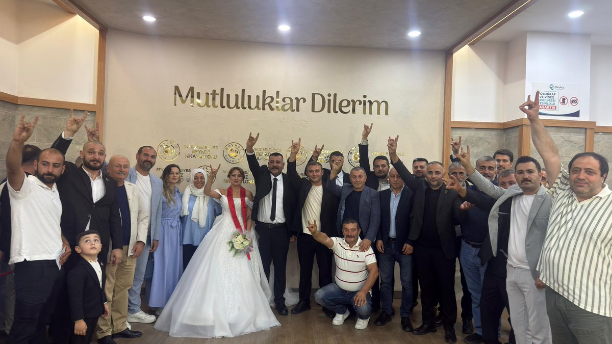 mhpbeykoz's tweet photo. İlçe Yöneticimiz ve MHP Beykoz Ailesinin değerli üyesi Kamil BİLİR Başkanımızın nikâh töreninde İlçe Başkanımız Mehmet GÜNDOĞDU adına vekilleri Av. Tolga KESKİN ve Serdar AYTAÇ’la birlikte; Belediye Meclis Üyelerimiz Kadir ÇAKIROĞLU, Bülent GÖKDAĞ ve İlçe Yönetim kadememiz hazır bulundular. 

Eski İlçe Başkanımız Emre ÇÖMLEKÇİ’nin nikâh şahitliğini yaparak evlilik cüzdanlarını takdim ettiği Kamil Bilir ve değerli eşi hanımefendiye iki cihân saadeti diliyoruz. 

@mehmetgndogdu1 
@Emrecomlekcii 
@AvTolgaKeskin 
@mhp_cakiroglu 
@Bulent__Gokdag