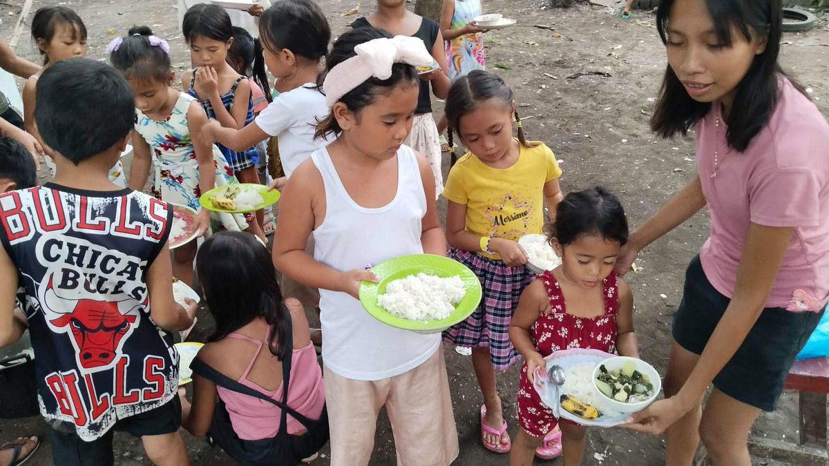 GfomOrg's tweet photo. Today we held our 10 GFOM Feeding Programs in the Philippines. We fed nearly 400 kids &amp; taught them Bible lessons. Tomorrow is the Cambodia Feeding Program.
We need $515 more for our monthly goal for July. Please donate to help. Thanks if you help the kids
https://t.co/A7fg0ngTc1 https://t.co/UIgx15QiIq
