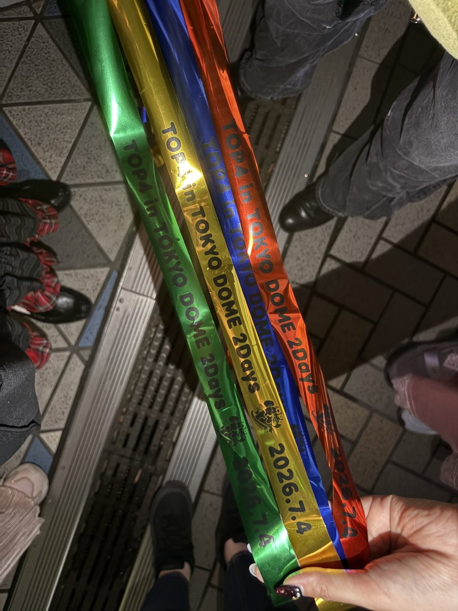 0112nuko's tweet photo. #TOP4TOKYODOME2 
4色の銀テ❤️💛💚💙 https://t.co/klzJKSaumE
