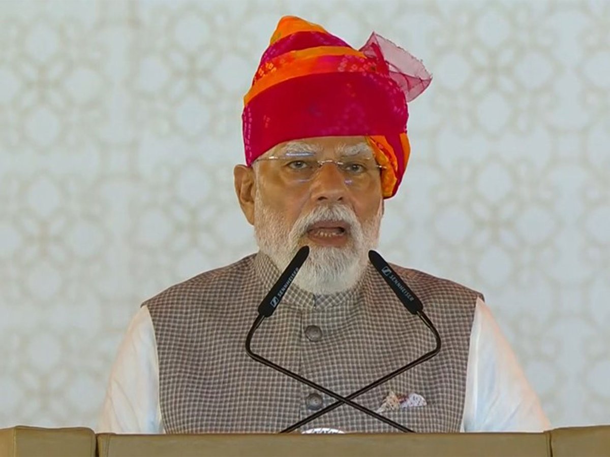 BrieflyIndia_'s tweet photo. PM Modi states that India has become the world’ 2nd largest mobile phone manufacturer and exporter. Smartphone exports reached around $30 billion in 2025, positioning India as a leading exporter with the US as a key market and reflecting strong growth in electronics manufacturing https://t.co/L5gaNURjf4