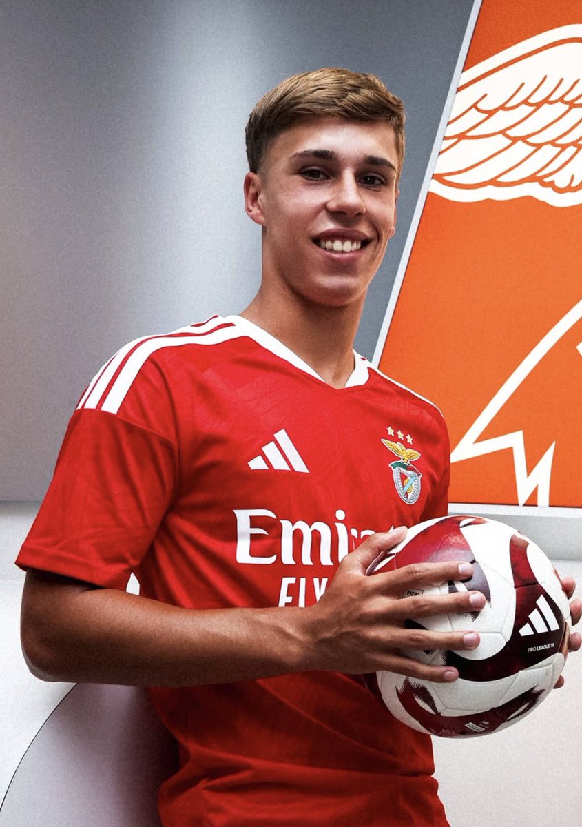 vaibenfica1904's tweet photo. ✍️ OFICIAL | Rafael Quintas renova contrato com o Benfica 🔴⚪️

Médio de 18 anos representa o Benfica há 14 épocas.

#MadeInBenfica 🦅 https://t.co/n7vVB9PZHg