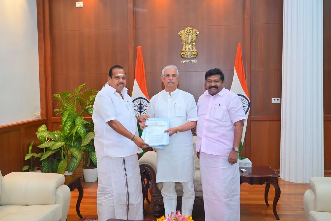 AIADMKITWINGOFL's tweet photo. மாண்புமிகு கழகப் பொதுச்செயலாளர் புரட்சித் தமிழர் @EPSTamilNadu அவர்களின் ஆணைக்கிணங்க,

தமிழகத்தில் பொய்க்கால் குதிரை அரசு, குதிரை வேகத்தில் நடத்தி வரும் குதிரை பேரம் தொடர்பாகவும்; ரகசியக் காப்புப் பிரமாணத்தை மீறி அமைச்சரவைக் கூட்டத்தில் தவெக ஆதரவாளர்கள் கலந்துகொண்டது தொடர்பாகவும் விசாரணை மேற்கொண்டு, உரிய நடவடிக்கை எடுக்கக் கோரி மேதகு தமிழக பொறுப்பு ஆளுநரிடம், கழகச் சட்டமன்றக் குழு கொறடா திரு.அக்ரி எஸ்.எஸ். கிருஷ்ணமூர்த்தி அவர்களும், கழக மாநிலங்களவை உறுப்பினர் திரு. @IInbadurai அவர்களும் அஇஅதிமுக சார்பில் புகார் மனு அளித்தனர்.