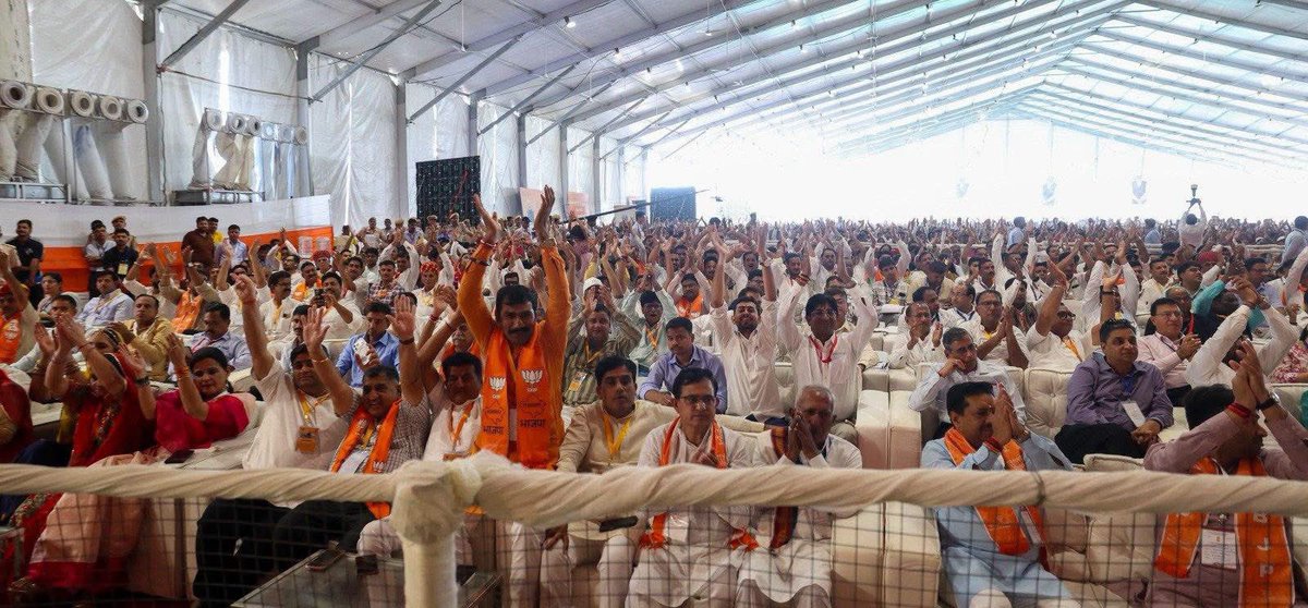 jeetmalbjp's tweet photo. यशस्वी प्रधानमंत्री श्री @narendramodi  जी के करकमलों द्वारा बाड़मेर जिले के पचपदरा में देश की पहली ग्रीनफील्ड एकीकृत रिफाइनरी-कम-पेट्रोकेमिकल कॉम्प्लेक्स राष्ट्र को समर्पित किए जाने तथा जयपुर मेट्रो फेज-2 सहित ₹1.05 लाख करोड़ की विभिन्न विकास परियोजनाओं के लोकार्पण एवं शिलान्यास के ऐतिहासिक कार्यक्रम में उपस्थित रहने का सौभाग्य प्राप्त हुआ।

इस अवसर पर माननीय प्रधानमंत्री जी ने राजकीय सेवा में नवनियुक्त युवाओं को अभिनंदन पत्र प्रदान किए, रिफाइनरी के मेन कंट्रोल यूनिट का अवलोकन किया, युवा कार्मिकों एवं श्रमिकों से आत्मीय संवाद किया तथा ‘एक पेड़ माँ के नाम’ अभियान के अंतर्गत पौधरोपण कर पर्यावरण संरक्षण का प्रेरणादायी संदेश दिया।

यह ऐतिहासिक परियोजना ऊर्जा आत्मनिर्भरता, औद्योगिक विकास एवं विकसित राजस्थान के संकल्प को नई गति प्रदान करेगी।
@BJP4India @BJP4Rajasthan 

#PMModi4ViksitRajasthan #ViksitBharat #Barmer #Pachpadra #EkPedMaaKeNaam