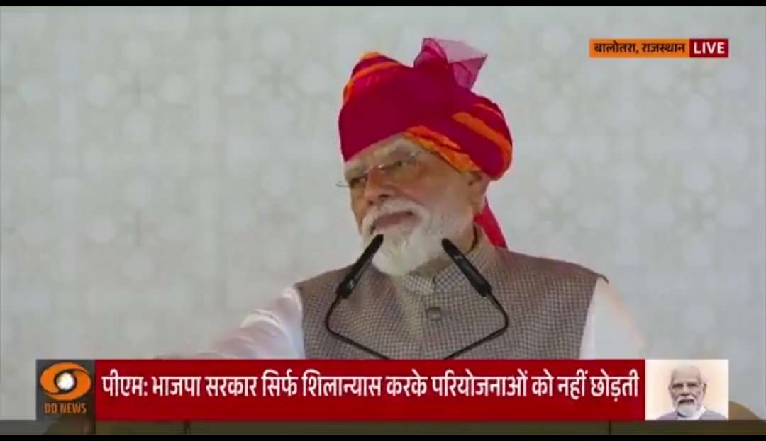 khuchrep's tweet photo. मैने पहले ही कहा था कि, कोविड की तरह ही एनर्जी संकट के लिए पीठ थपथपाई जाएगी।

कोरोना में लाखों लोग मर गए, बेरोजगार हो गए, लेकिन ऐसा बताया गया कि कोविड को सरकार ने बहुत अच्छे से मैनेज किया है।

ठीक उसी प्रकार से आज बताया जा रहा है कि एनर्जी संकट को बहुत अच्छे से मैनेज किया गए।

हजारों लोगों की नौकरी चली गई, आज भी गैस 250 रूपये में मिल रही है।