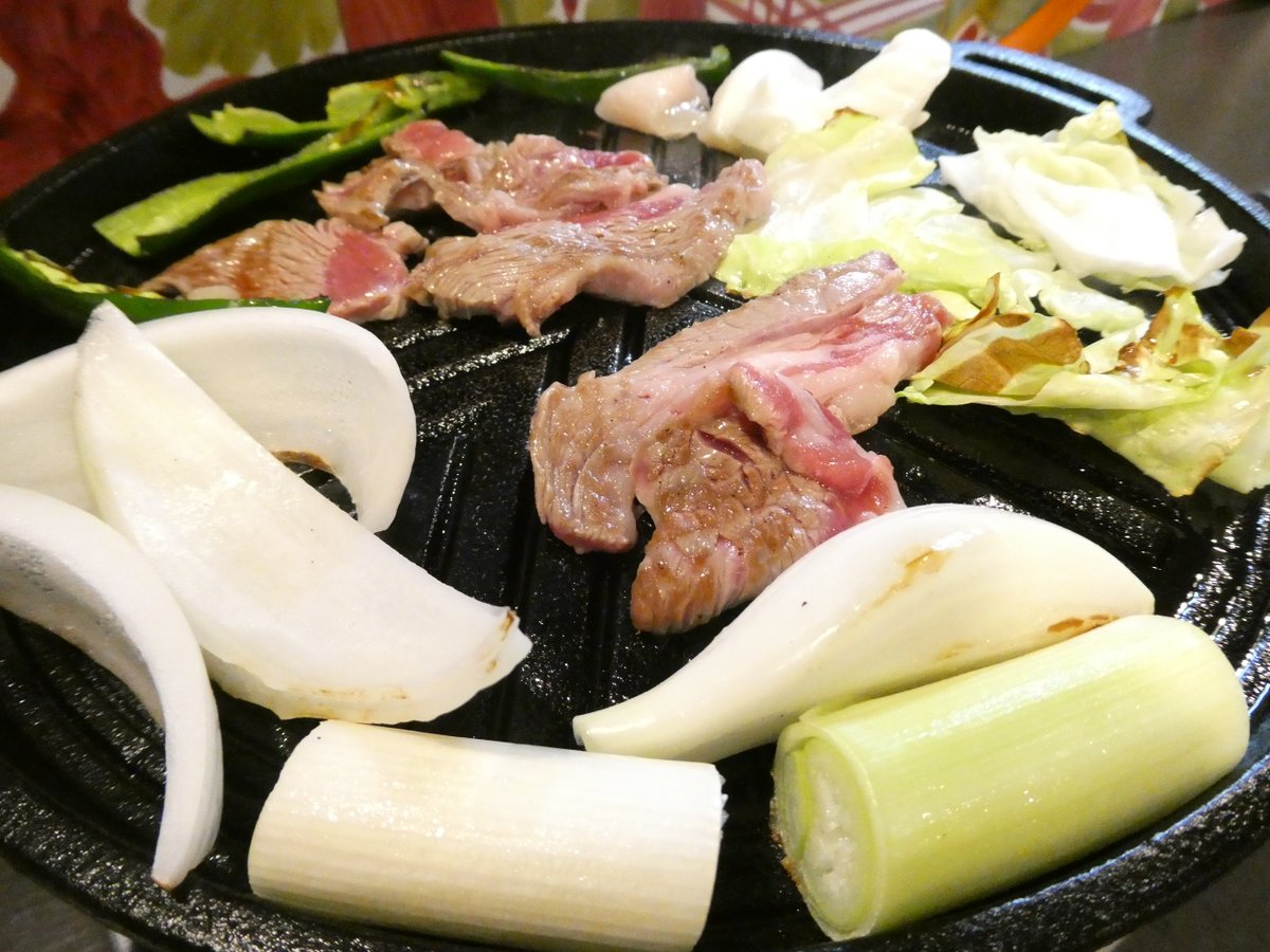 cosmoclear's tweet photo. 松山市三番町の「ラム焼 媛(ヒメ)」さんです。
通常、夜の営業ですが、日曜のみランチ営業されています。但し、本日が最終営業ランチ日で、今後9月頃まではランチ営業停止の予定だったと思います。
生ラム焼肉定食1,700円をいただきました。ラム肉、野菜、ごはん、スープ、キムチがセットでした。 https://t.co/60MVQZGmSg