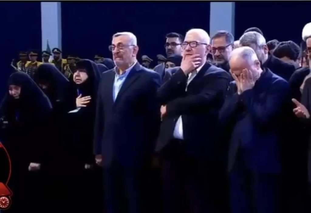 mona3028's tweet photo. قادة حزب الله يبكون ويلطمون أمام نعش خامنئي  ولا يكترثون للقتلى في الجنوب اللبناني و الضاحية  يعني دمهم رخيص قلتها وسأقولها حزب الله سرطان لبنان  حزب الله نكب الشيعة ومازال  
على الشيعة التحرر منّ ايدولوجيا الولي الفقيه قبل فوات الأوان https://t.co/1how3ICFe5