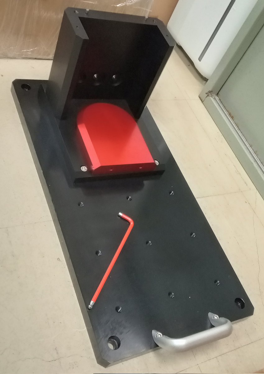 sidewarehouse's tweet photo. ある学内プロジェクトの新しいロボの組み立て。作業し始めて気づく異変……なんかこいつデカくね………？ https://t.co/U7IkIN6LQG