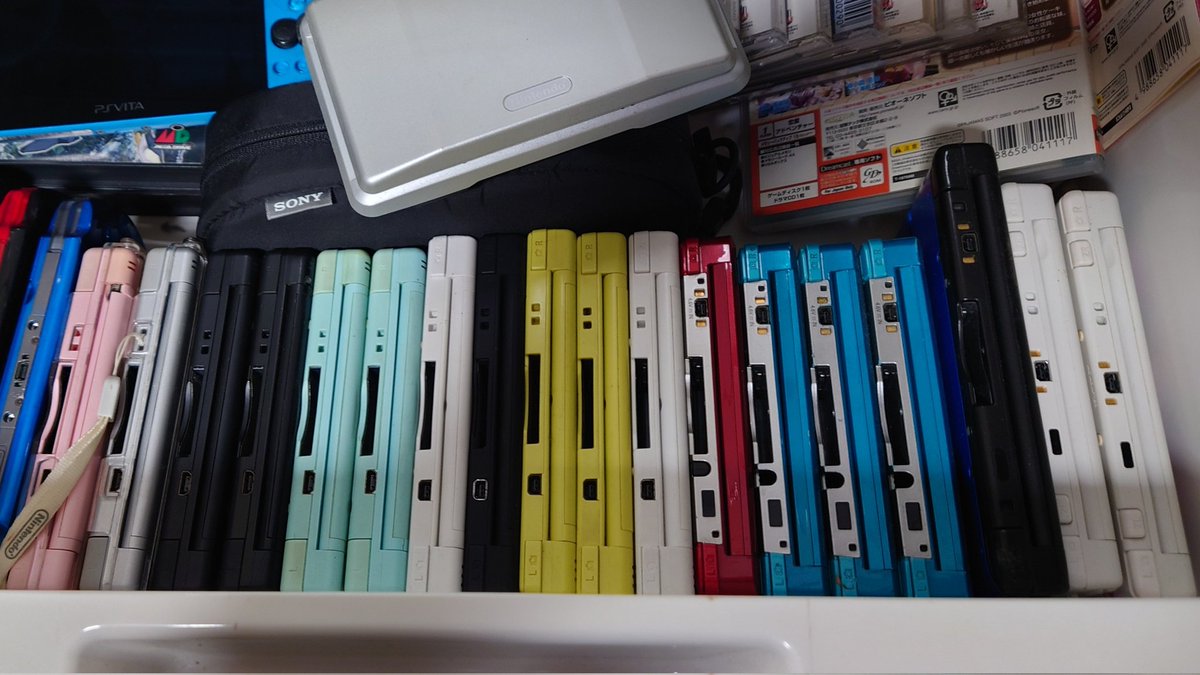 spmrp's tweet photo. とあるソフトで出来ることをやるために、DSを16台以上持ってるのですが、肝心の特定ソフトを余りちゃんと探してない関係でなかなか集められてないというね。
まぁ、そのソフト16本集めないといけないから普通に大変。 https://t.co/zNl0LCLz5H