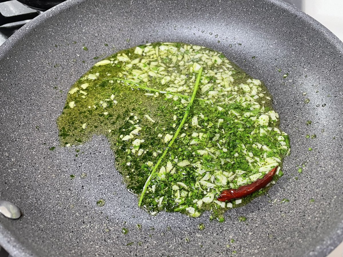 takuya3wa's tweet photo. 自家製のイタリアンパセリ🌿でペペロンチーノ。塩気のあるパスタ湯でソースを絡めて炊きあげるイタリア家庭のレシピで作った。美味い!
ここにチーズを削り入れたらもっと美味✨
#おうちごはん
#アーリオ・オーリオ
#Aglioolio
#peperoncino https://t.co/QE29kyNsEa