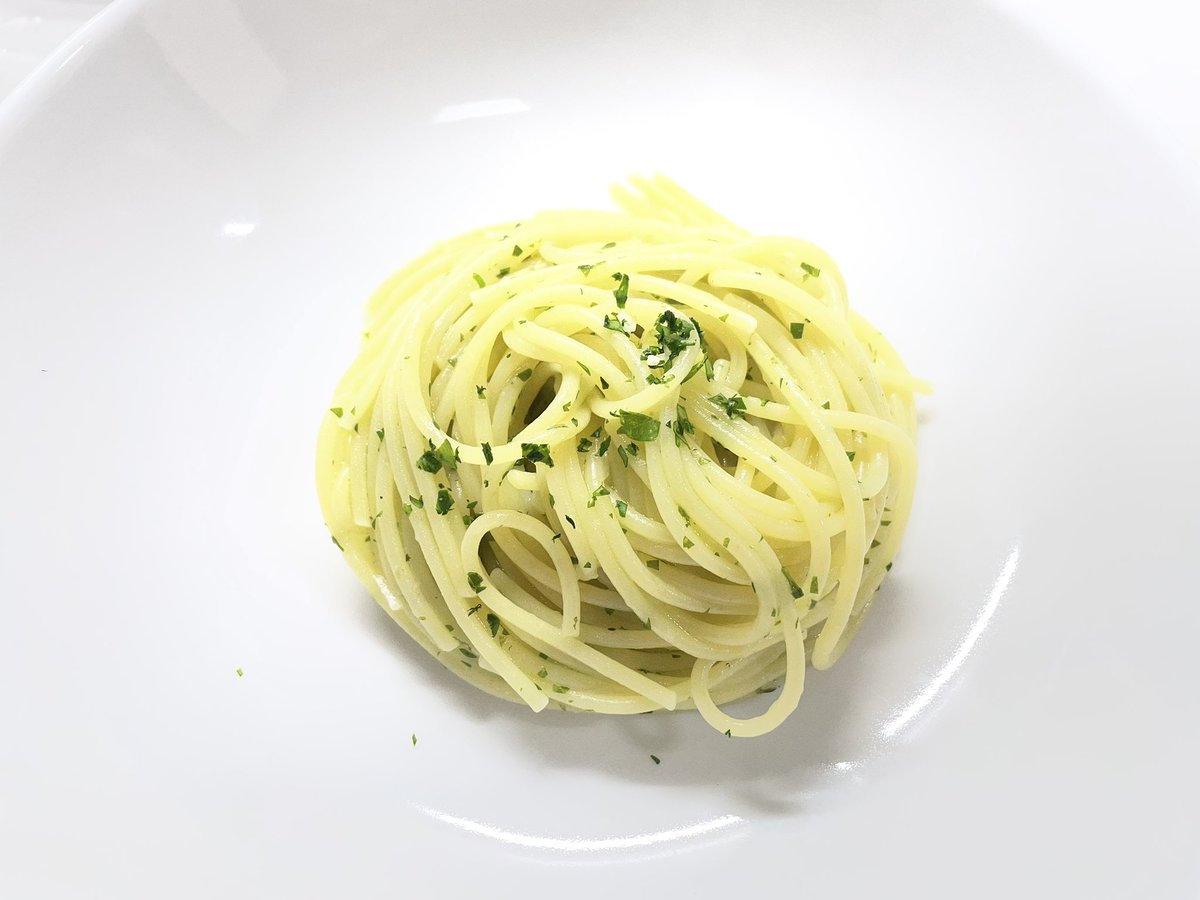 takuya3wa's tweet photo. 自家製のイタリアンパセリ🌿でペペロンチーノ。塩気のあるパスタ湯でソースを絡めて炊きあげるイタリア家庭のレシピで作った。美味い!
ここにチーズを削り入れたらもっと美味✨
#おうちごはん
#アーリオ・オーリオ
#Aglioolio
#peperoncino https://t.co/QE29kyNsEa