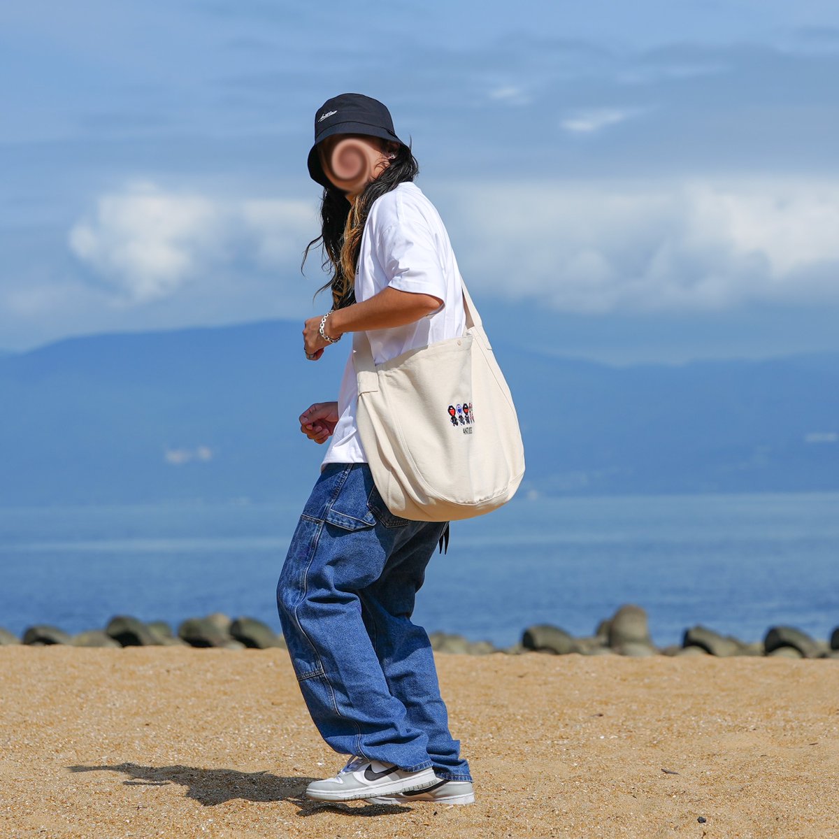 antibcsc's tweet photo. Pixel art Helmet Bag
大人気だったショルダーバッグが再登場。
Helmet Bagと名付けた通り、フルフェイスヘルメットがすっぽりと入る大容量のショルダーバッグとなっております。
体にフィットする太めのショルダーストラップは、重い荷物を入れても肩が痛くなりにくく、両通勤通学にもおすすめ。
折り畳んでバイクに収納しておけば、ヘルメットを持ち運ぶ際に取り出して両手をあけたまま散策を楽しむことも可能です。

https://t.co/aDbTL2dE5a